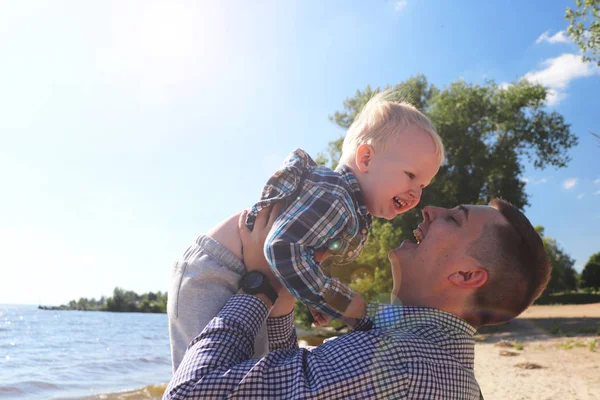 mutlu heyecanlı baba ve oğul yaz sahilde oynarken zevk yaşam