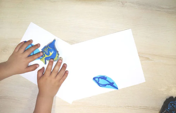 Grupo Niños Haciendo Artes Manualidades Jardín Infantes Los Niños Pasan —  Fotos de Stock