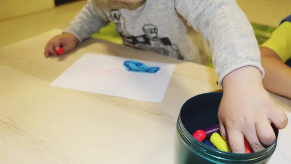 Grupo Niños Haciendo Artes Manualidades Jardín Infantes Los Niños Pasan —  Fotos de Stock