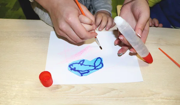 Grupo Niños Haciendo Artes Manualidades Jardín Infantes Los Niños Pasan —  Fotos de Stock