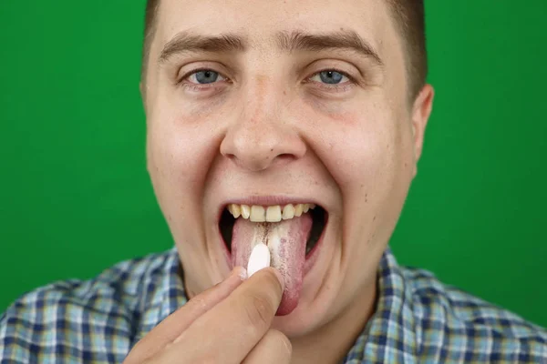 Hombre Joven Tomando Una Píldora — Foto de Stock