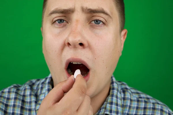 Hombre Joven Tomando Una Píldora — Foto de Stock