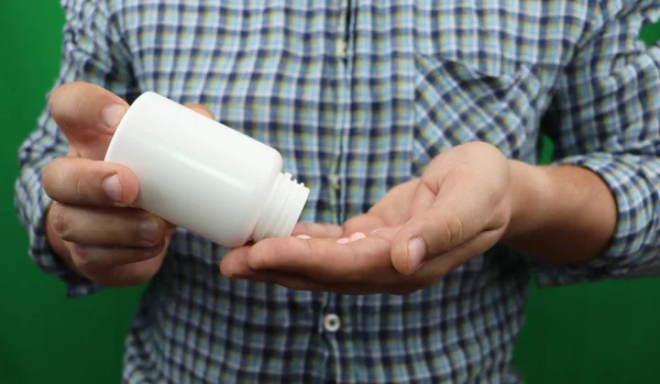 Mans Tangan Dengan Pil Pada Menumpahkan Pil Keluar Dari Botol — Stok Foto