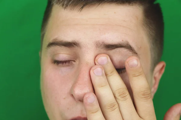 Lágrimas Los Ojos Del Hombre Adulto Llorando Fondo Verde Chromakey —  Fotos de Stock