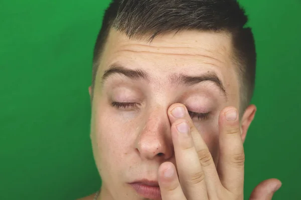 Lágrimas Nos Olhos Homem Adulto Chorão Fundo Verde Cromado — Fotografia de Stock