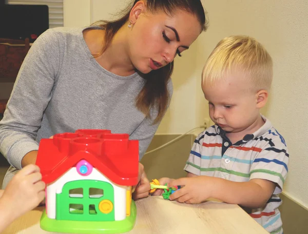 Eğitimci anaokulunda çocuk ile ilgilidir. Yaratıcılık ve çocuk gelişimi