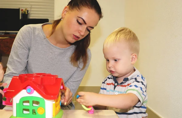 Eğitimci anaokulunda çocuk ile ilgilidir. Yaratıcılık ve çocuk gelişimi