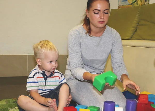 Eğitimci anaokulunda çocuk ile ilgilidir. Yaratıcılık ve çocuk gelişimi