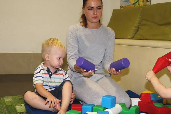 Eğitimci anaokulunda çocuk ile ilgilidir. Yaratıcılık ve çocuk gelişimi