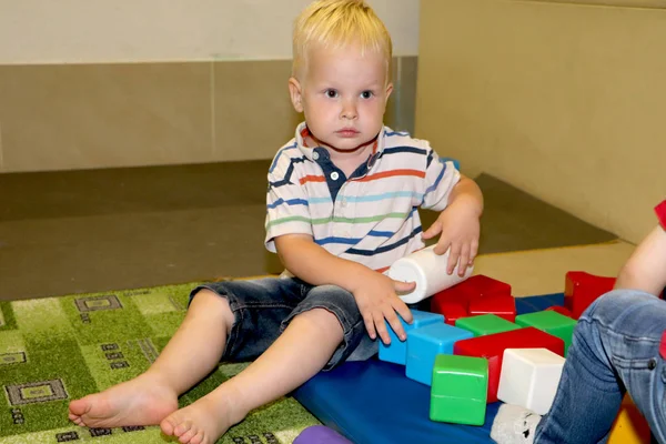 Eğitimci anaokulunda çocuk ile ilgilidir. Yaratıcılık ve çocuk gelişimi