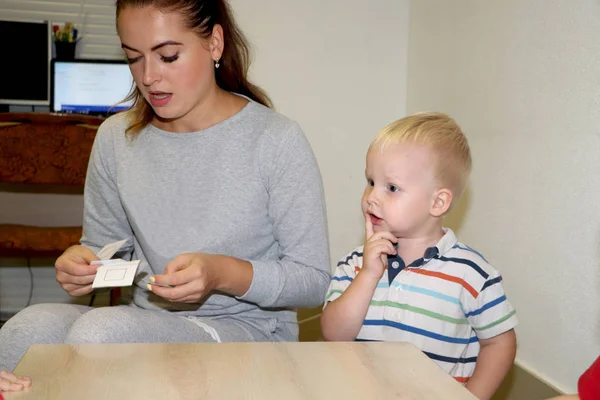 Eğitimci anaokulunda çocuk ile ilgilidir. Yaratıcılık ve çocuk gelişimi
