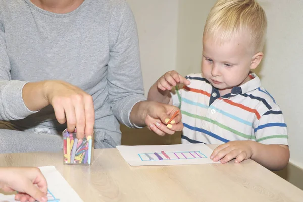 Eğitimci anaokulunda çocuk ile ilgilidir. Yaratıcılık ve çocuk gelişimi