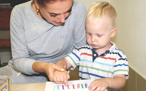 Eğitimci anaokulunda çocuk ile ilgilidir. Yaratıcılık ve çocuk gelişimi