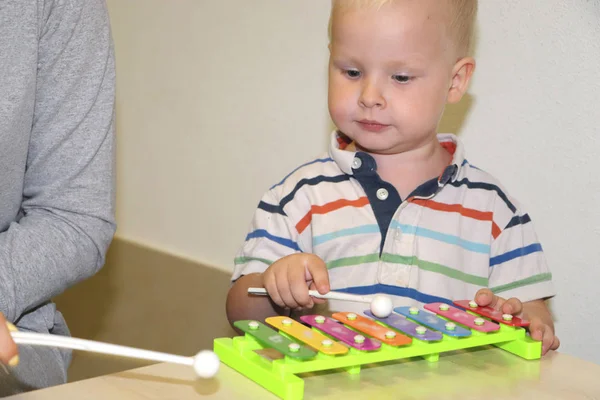 Eğitimci anaokulunda çocuk ile ilgilidir. Yaratıcılık ve çocuk gelişimi