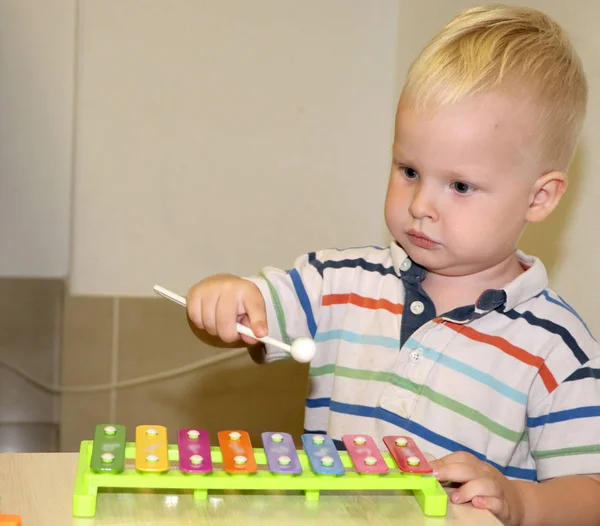 Eğitimci anaokulunda çocuk ile ilgilidir. Yaratıcılık ve çocuk gelişimi