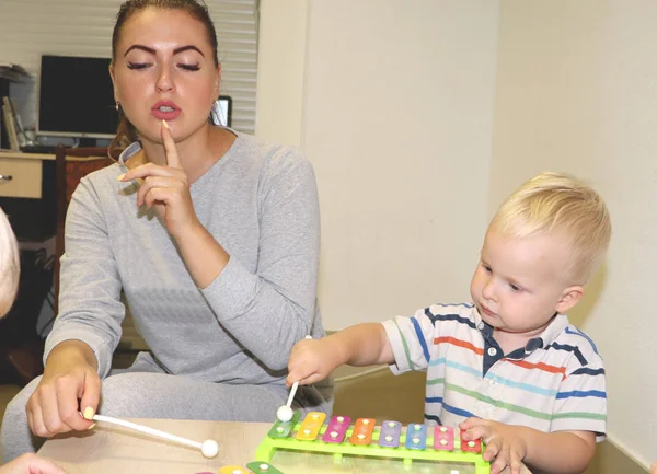Eğitimci anaokulunda çocuk ile ilgilidir. Yaratıcılık ve çocuk gelişimi