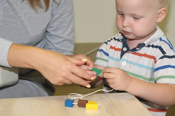 Eğitimci anaokulunda çocuk ile ilgilidir. Yaratıcılık ve çocuk gelişimi