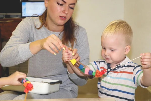 Eğitimci anaokulunda çocuk ile ilgilidir. Yaratıcılık ve çocuk gelişimi