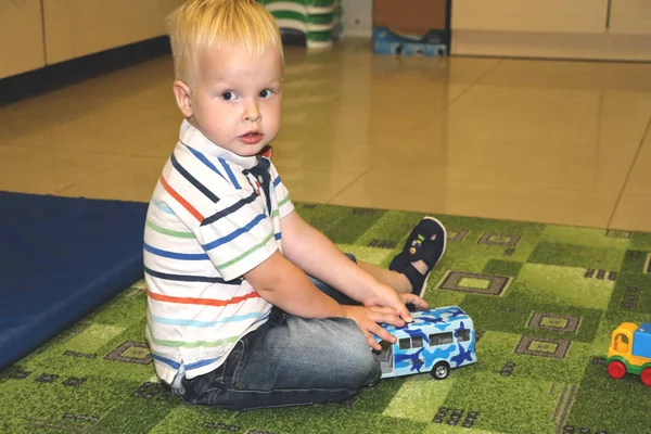İki yıl çocuk çocuk ile otomobil oyun. Okul öncesi ve Çocuk Yuvası Kreşler çocuk, kapalı Bahçesi, yaşam kavramı için eğitici oyuncaklar