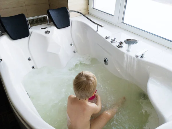 Een Kind Hot Tub Bad Procedures Rust Het Hotel Foto — Stockfoto