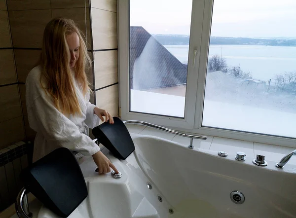 욕조에서 여자입니다 목욕탕에 창에서 — 스톡 사진