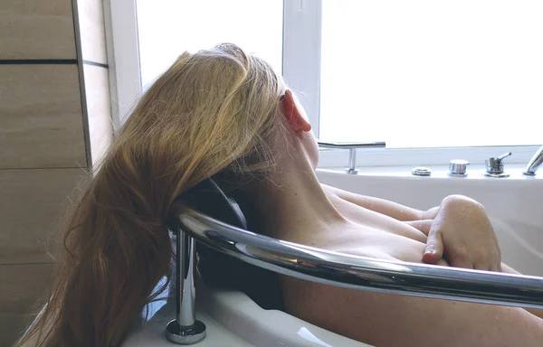 温水浴槽の美しい女性 ホテルには 浴室の窓からパノラマ ビューのジャグジー — ストック写真