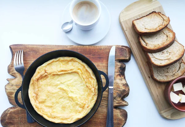 Lezzetli kahvaltı: kahve, kruton, bir tavada pişmiş yumurta. Ülke gıda