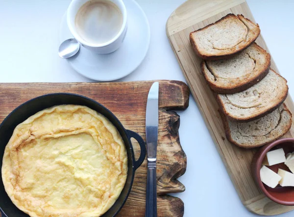 Lezzetli kahvaltı: kahve, kruton, bir tavada pişmiş yumurta. Ülke gıda