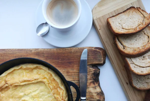 Lezzetli kahvaltı: kahve, kruton, bir tavada pişmiş yumurta. Ülke gıda