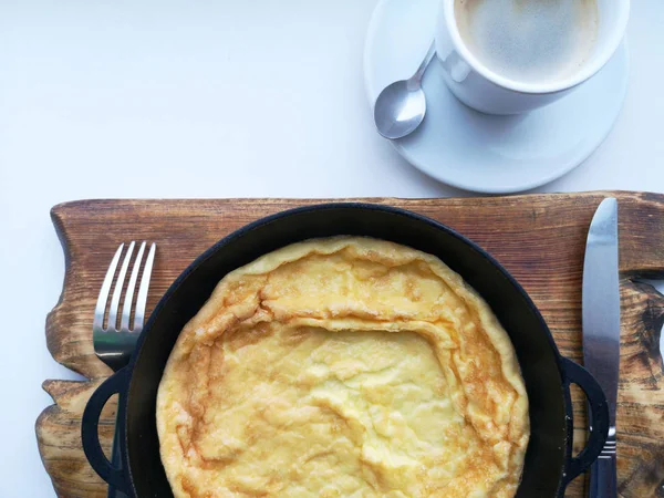 Lezzetli kahvaltı: kahve, kruton, bir tavada pişmiş yumurta. Ülke gıda