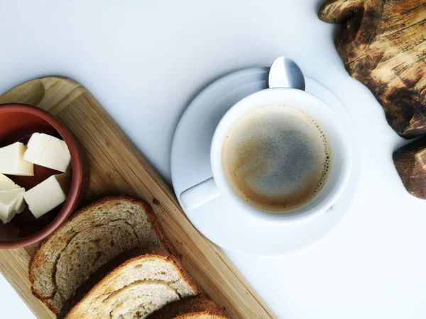 Lezzetli kahvaltı: kahve, kruton, bir tavada pişmiş yumurta. Ülke gıda