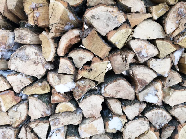 Kışın yakacak odun. Karda Impaled Ahşap dokusu