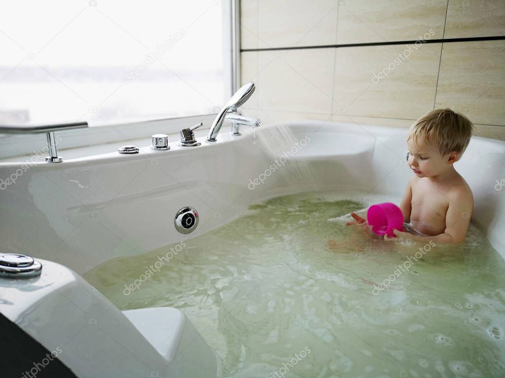 A child in the hot tub. Bath procedures, rest in the hotel. Photos on the phone, mobile photography