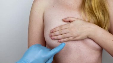 Meme plastik cerrahi - plastik meme büyütme operasyonu. Doktor hastanın göğüs cerrahisi için hazırlar.