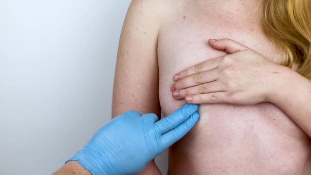 Der Arzt Führt Brusttasten Durch Untersuchung Der Brust Durch Einen — Stockvideo