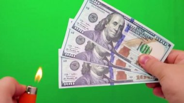 100 dolar yeşil bir arka plan üzerinde yanan. Ekonomi ve kaybı kriz kavramı