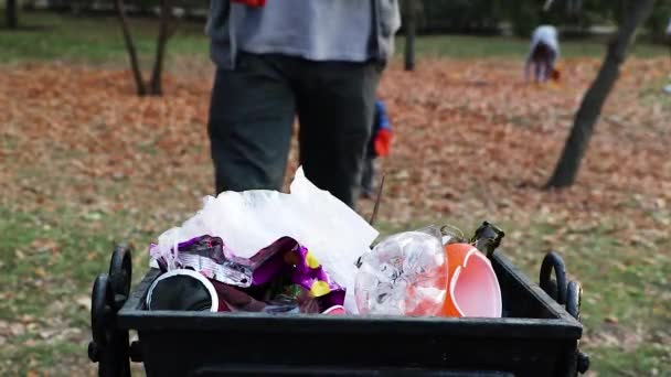 남자가 공원에서 쓰레기를 정리합니다 환경에 배려와 환경에 배려의 — 비디오