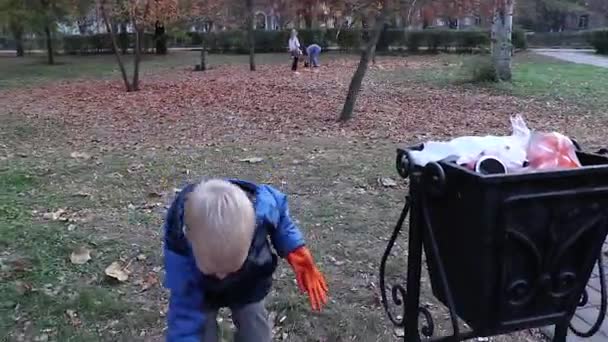 Malý Chlapec Hází Odpadky Koši Ulici Koncepce Odpadového Hospodářství Ochrany — Stock video