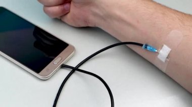 Bir teknoloji bağımlısı. Kavram bağımlılığı smartphone, telefon. Hayat bir smartphone olan bağımlılığını harcama bir kavram olarak kalp gibi atan el.