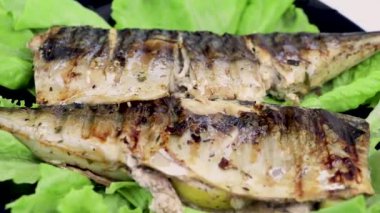 Uskumru bir elektrikli ızgara kavrulmuş. Limon ve salata ızgara balık