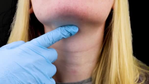 甲状腺は 喉の触診 医師による検査 黒の背景 — ストック動画