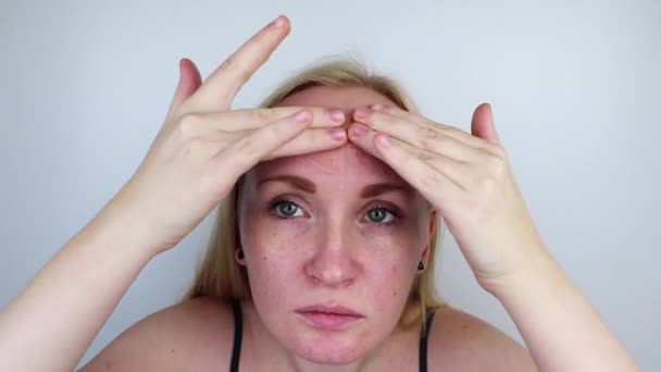 Chica Quita Película Máscara Cara Concepto Eliminar Vieja Piel Seca — Vídeos de Stock