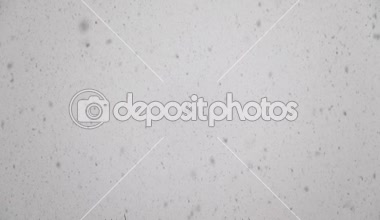 Volkanik toz bir volkanik patlama pul şeklinde duş aldıktan sonra. Toz pul gri gökyüzü karşı açıkça izlenebiliyor.