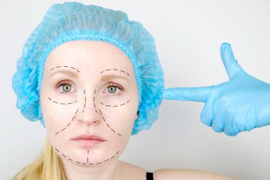 Yüz plastik cerrahi veya facelift, facelift, yüz düzeltme. Bir hasta daha önce plastik cerrahi plastik cerrah inceliyor.