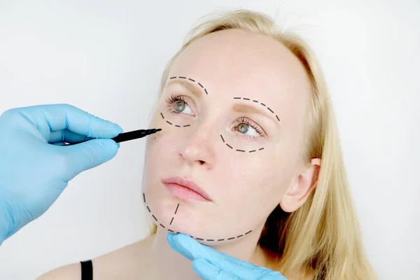面部整形手术或整容 面部矫正 整形外科医生在整形外科前检查病人 — 图库照片