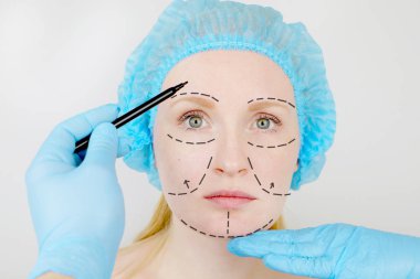 Yüz plastik cerrahi veya facelift, facelift, yüz düzeltme. Bir hasta daha önce plastik cerrahi plastik cerrah inceliyor.