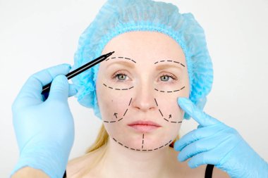 Yüz plastik cerrahi veya facelift, facelift, yüz düzeltme. Bir hasta daha önce plastik cerrahi plastik cerrah inceliyor.