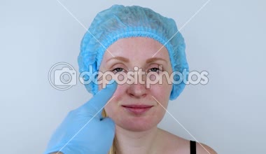 Yüz plastik cerrahi veya facelift, facelift, yüz düzeltme. Bir hasta daha önce plastik cerrahi plastik cerrah inceliyor.