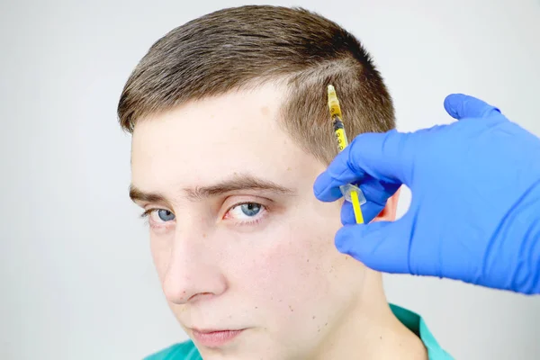 Vlasy Mezoterapie Nebo Transplantace Vlasů Kosmetička Doktor Dělá Injekce Mans — Stock fotografie