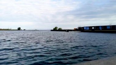 Güzel bir gökyüzünün arka planında küçük dalgalar. İskeleden video ve manzara ya da mesafe. Doğa güzellik konsepti